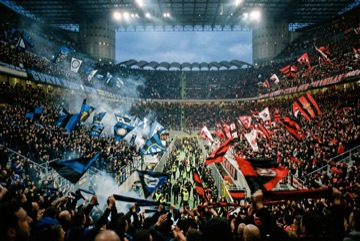 Tifosi nerazzurri e rossoneri sugli spalti durante un derby di Milano