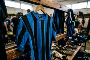 Dettaglio delle strisce nere e azzurre di una maglia dell'Inter