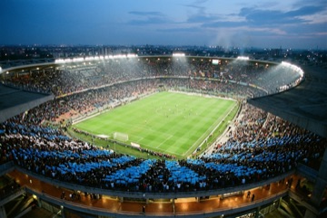 Panoramica degli spalti di San Siro con i tifosi nerazzurri durante una partita di Serie A