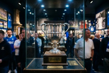 Trofei esposti in una vitrina di un museo sportivo